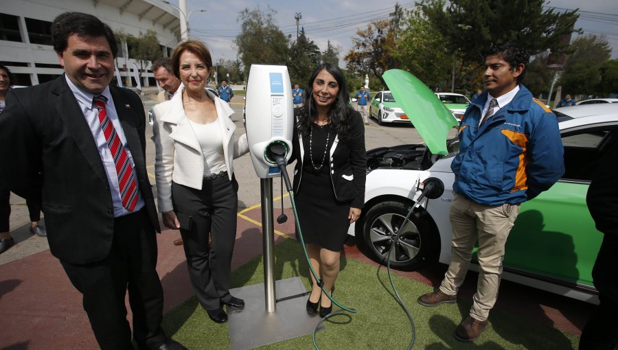 Estrenan en Santiago la primera flota de taxis eléctricos con "cero" emisiones