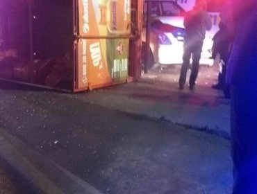 Quilpué: Hombre queda atrapado en triple colisión que terminó con camión de gas volcado