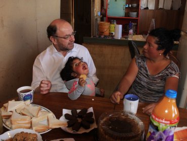 Ministro Alfredo Moreno visitó campamento en Cerro Mariposa en Valparaíso