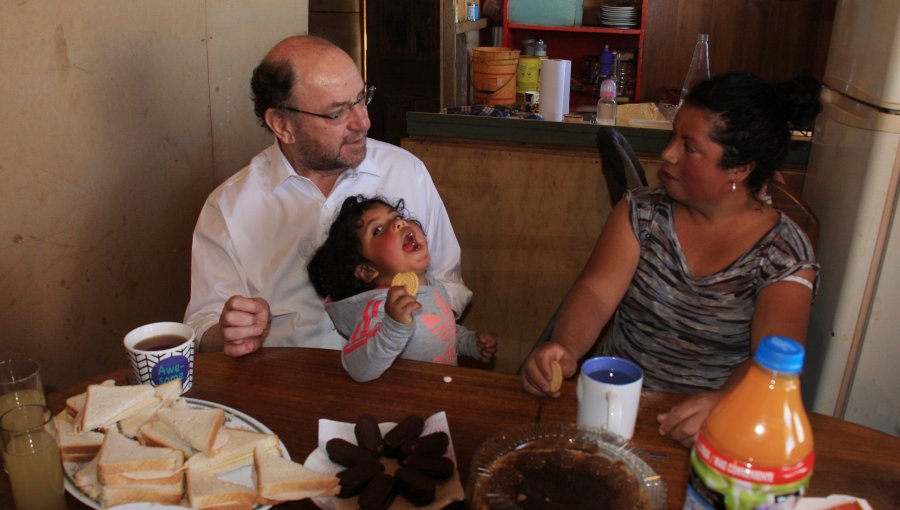 Ministro Alfredo Moreno visitó campamento en Cerro Mariposa en Valparaíso