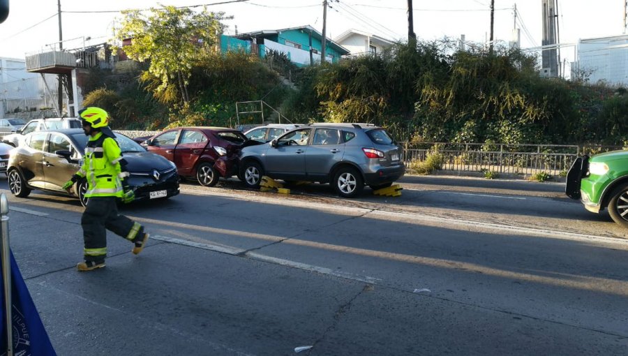 Tres jóvenes lesionados deja choque de auto contra un árbol en Valparaíso