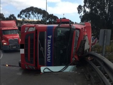 Camión con paltas volcó en San Antonio en el acceso a la Autopista del Sol