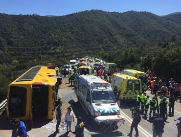 Bus con 46 pasajeros volcó en cuesta La Dormida: 4 heridos graves