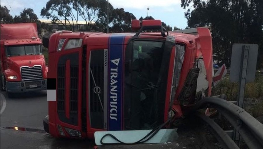 Camión con paltas volcó en San Antonio en el acceso a la Autopista del Sol