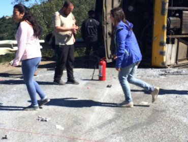 Bus volcó en la Cuesta La Dormida en dirección a Olmué