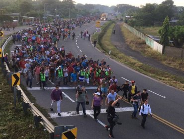 Caravana de migrantes avanza hacia el norte por territorio mexicano, policías aguardan en cruces