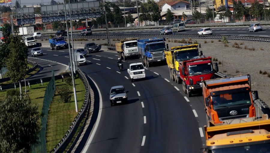 Gremio de camioneros descarta movilización por alza de combustibles