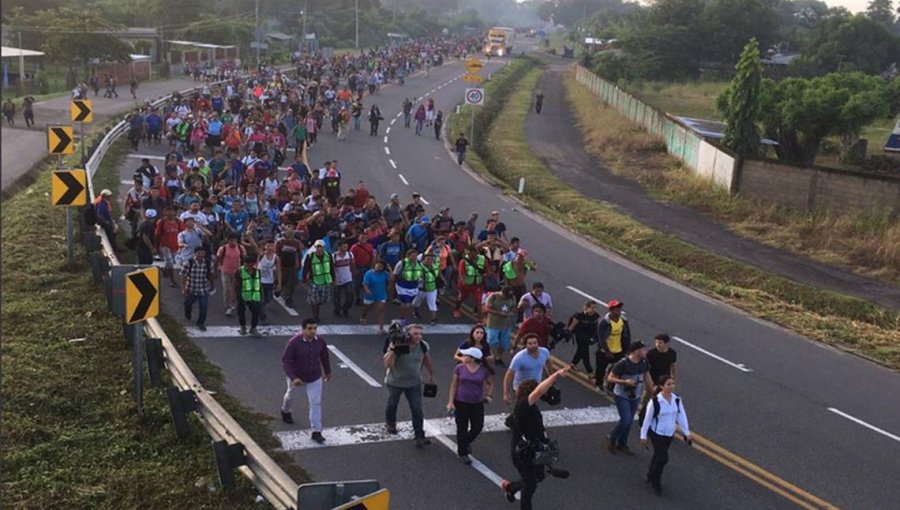 Caravana de migrantes avanza hacia el norte por territorio mexicano, policías aguardan en cruces