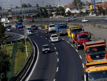 Gremio de camioneros descarta movilización por alza de combustibles