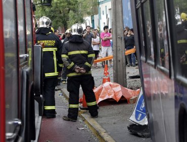 Mujer muere al chocar contra un Transantiago en San Joaquín