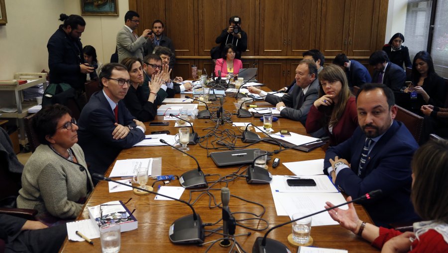 Aula Segura: Comisión votará proyecto solo en general y retrasaría tramitación