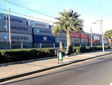 Montaña de contenedores entorpece la vista de vecinos en el borde costero de Valparaíso