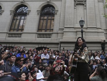 Mon Laferte realizó concierto gratuito en el Parque Forestal