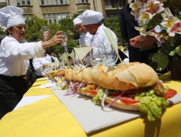 Quintero anuncia el sándwich de pescado frito más largo del mundo: 80 metros