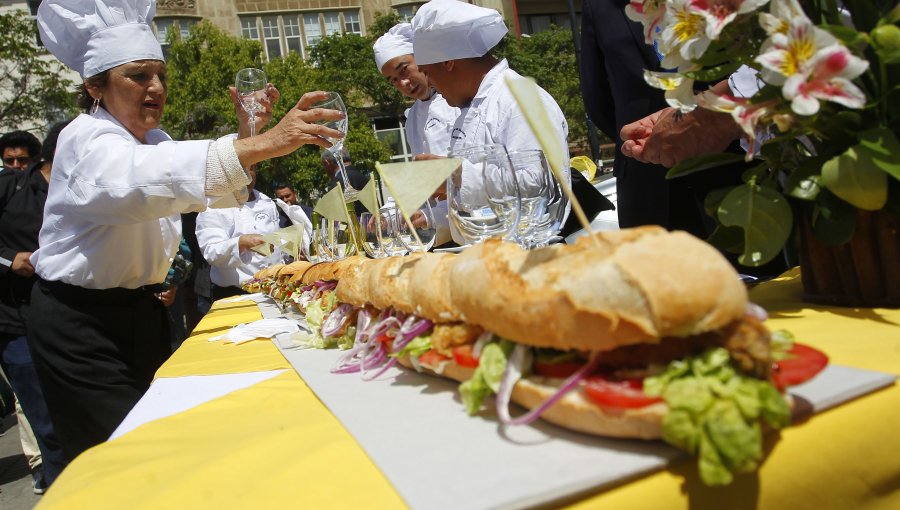 Quintero anuncia el sándwich de pescado frito más largo del mundo: 80 metros