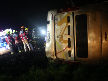 Dos pasajeros lesionados leves al caer bus de dos pisos a canal en Ñuble