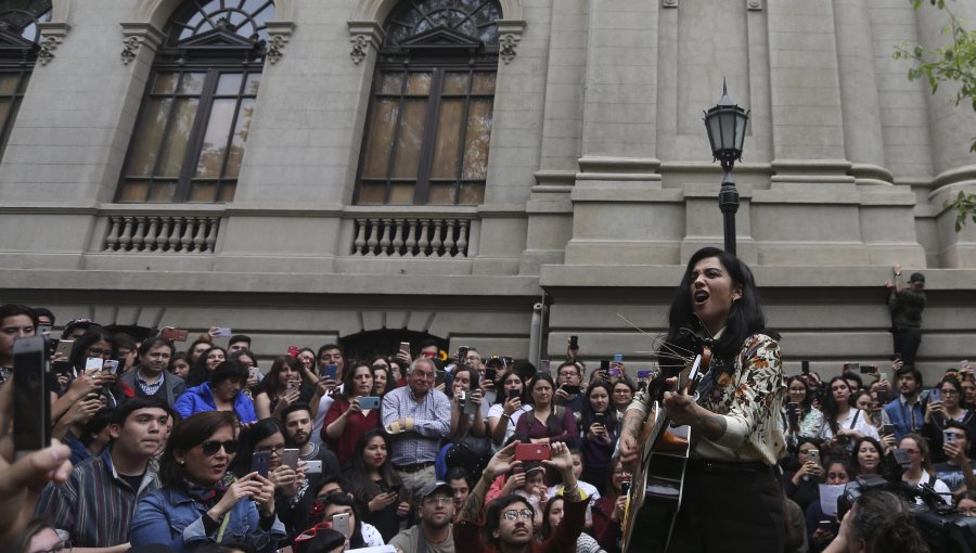 Mon Laferte realizó concierto gratuito en el Parque Forestal