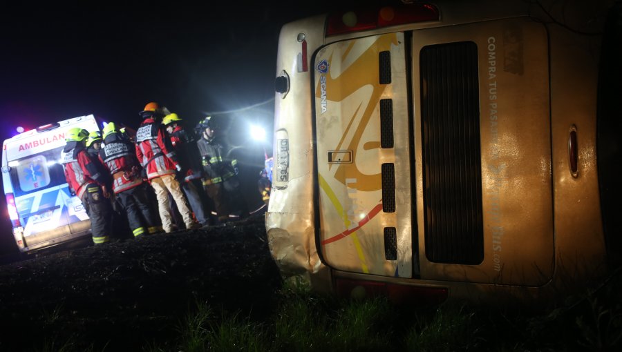 Dos pasajeros lesionados leves al caer bus de dos pisos a canal en Ñuble