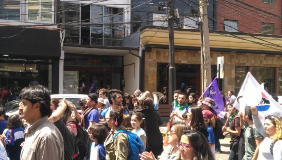 La comunidad educativa del Colegio Winterhill marcha por las calles de Viña del Mar en protesta por el cierre del establecimiento