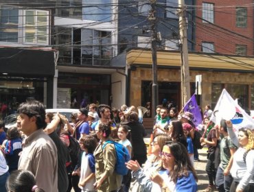 La comunidad educativa del Colegio Winterhill marcha por las calles de Viña del Mar en protesta por el cierre del establecimiento