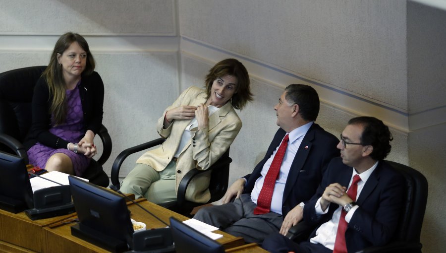 Senado respaldó Aula Segura con suspensión del alumno antes de expulsión