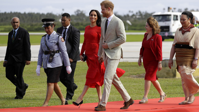 Meghan Markle y pequeño descuido en su vestuario: la duquesa de Sussex olvidó sacar la etiqueta a vestido