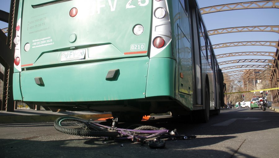 Accidente en Providencia involucró a dos automóviles y una ciclista