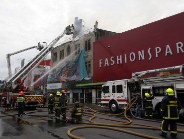 Controlan incendio que afectó a 11 locales comerciales en Santiago