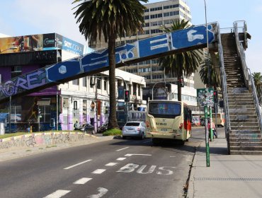 Sacarán Pasarela Bellavista en Valparaíso por constantes denuncias de asaltos e insalubridad