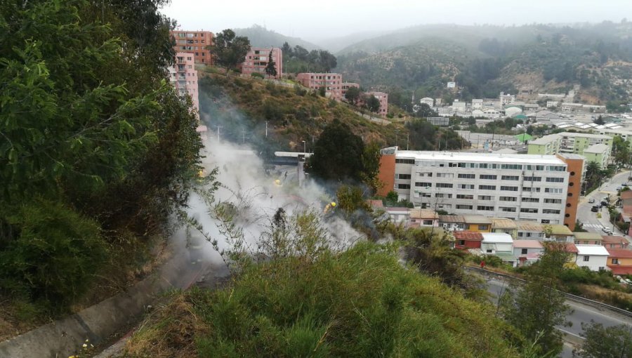 Choque de vehiculo desploma poste del tendido eléctrico generando incendio en Quilpué