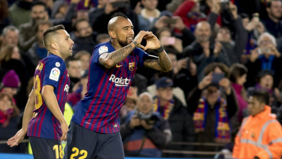 La felicitación de Luis Suárez a Vidal por su primer gol en el Barcelona