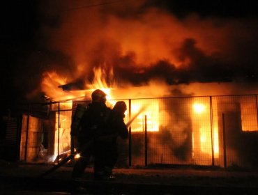 Villa Alemana: Investigan causa de voraz incendio que consumió vivienda en Peñablanca