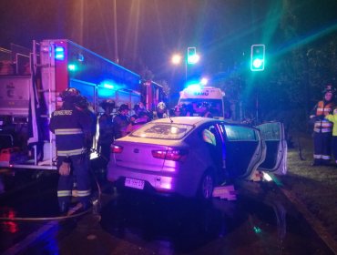 Un lesionado deja accidente entre auto y microbus en Viña del Mar