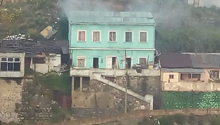 Incendio en Cerro Cordillera moviliza a Bomberos de Valparaíso con tres unidades de voluntarios