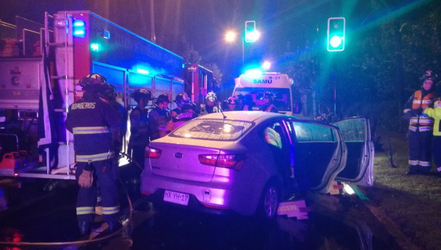 Un lesionado deja accidente entre auto y microbus en Viña del Mar