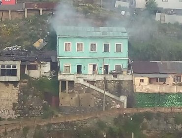 Incendio en Cerro Cordillera moviliza a Bomberos de Valparaíso con tres unidades de voluntarios