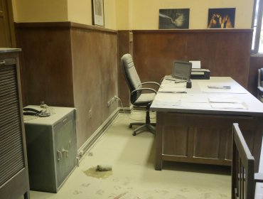 Encapuchados atacaron con molotovs la oficina del rector del INBA