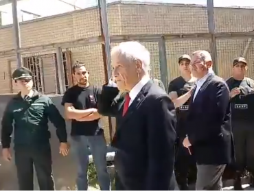 Piñera visita Cárcel de Valparaíso y reos se "autoinfieren" heridas en pleno acto