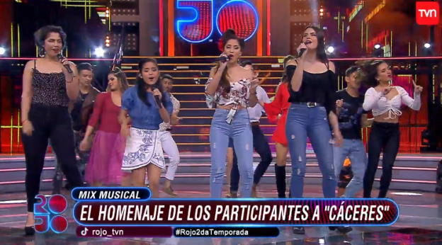 Cantantes de "Rojo" olvidan letra de la canción en homenaje a reconocido compositor internacional