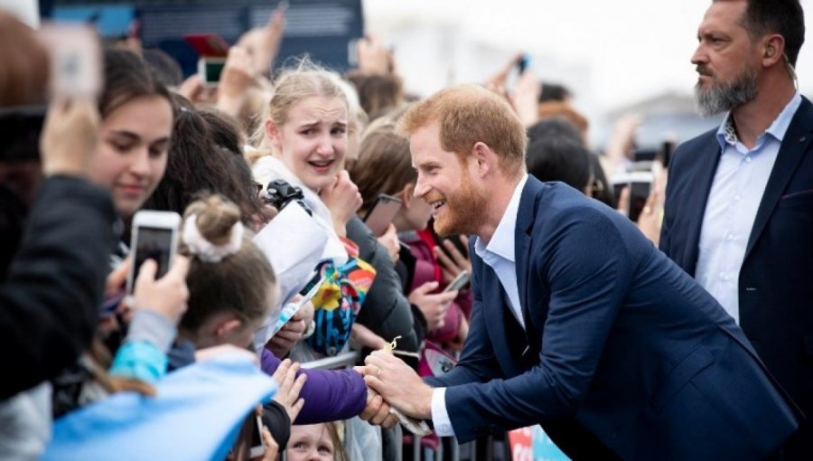 Enternecedora reacción del príncipe Harry con niño que sufría la muerte de su madre emociona al mundo