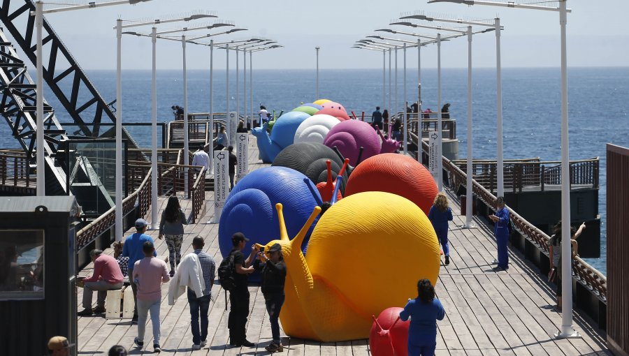 Caracoles gigantes de festival Hecho en Casa amanecieron en el Muelle Vergara