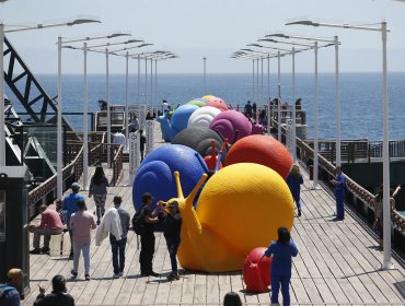 Caracoles gigantes de festival Hecho en Casa amanecieron en el Muelle Vergara