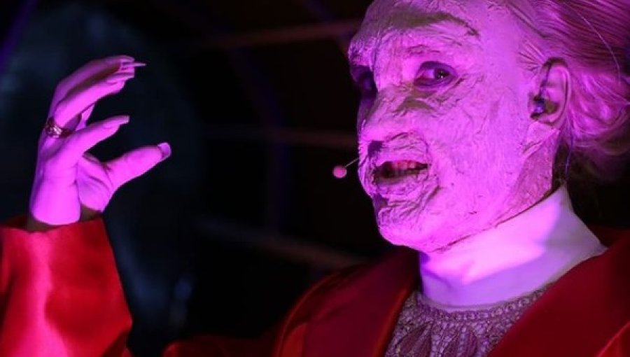 Con panel completo disfrazado de irreconocibles personajes de terror, "Bienvenidos" le dio el vamos a Halloween