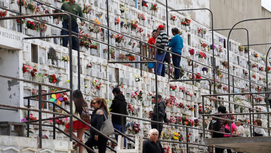 Miles de personas concurrieron a cementerios para honrar a sus seres queridos