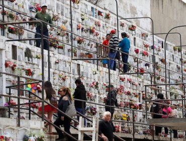 Miles de personas concurrieron a cementerios para honrar a sus seres queridos