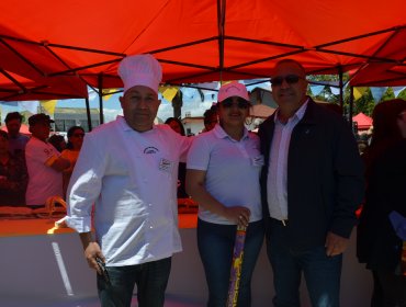 Comerciantes de Quintero prepararon el sandwich de pescado frito mas largo del mundo