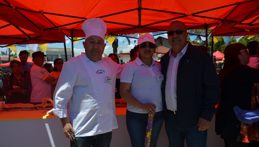 Comerciantes de Quintero prepararon el sandwich de pescado frito mas largo del mundo
