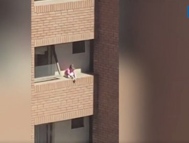 Reñaca: Captan a pequeña Niña jugando en una cornisa desde un cuarto piso a 12 metros de altura