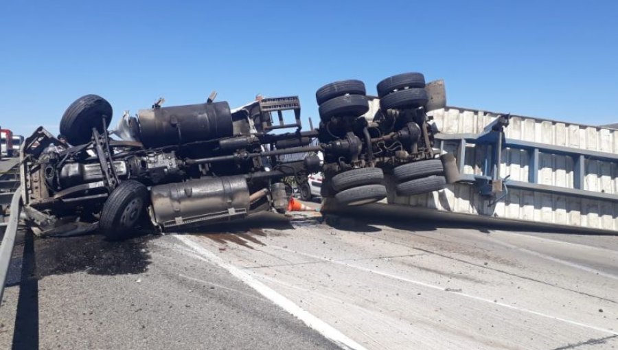 Camión se volcó en la Autopista del Sol a la altura de Melipilla