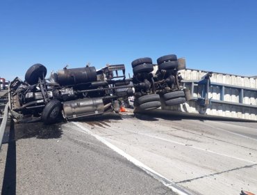 Camión se volcó en la Autopista del Sol a la altura de Melipilla